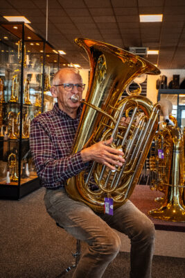 Jozef Matthessen speelt Eastman EBC832